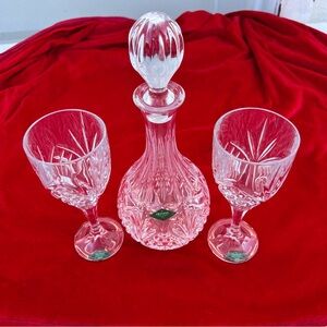 Dublin Crystal Wine Decanter Shannon Crystal by Godinger Model 25867 Two Glasses